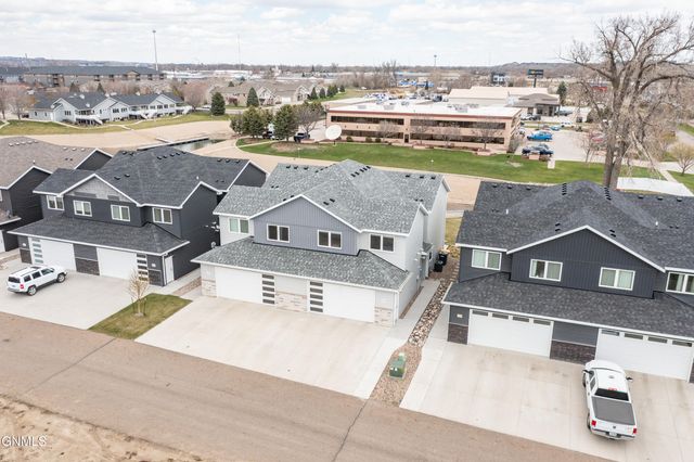 2425 Water Park Loop SE, Mandan, ND 58554 property photo