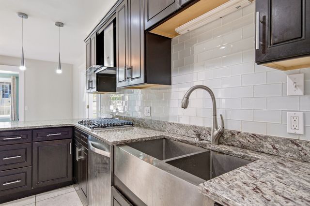 90 Standish Ave, Quincy, MA 02170