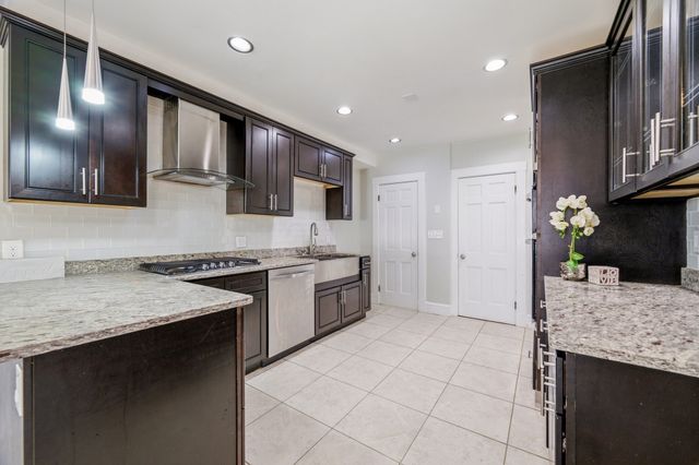 90 Standish Ave, Quincy, MA 02170