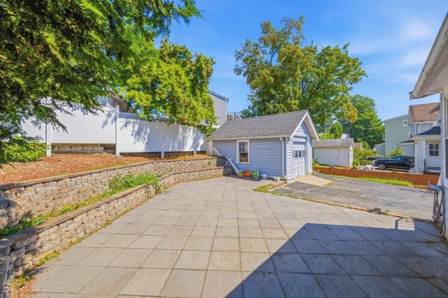 90 Standish Ave, Quincy, MA 02170