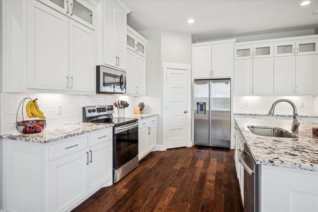 409 N College Street, Pilot Point, TX 76258