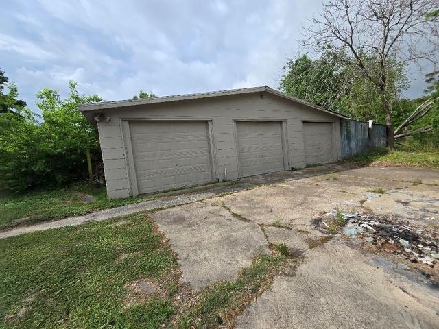 208 S 6th Street, Highlands, TX 77562