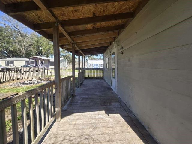 208 S 6th Street, Highlands, TX 77562
