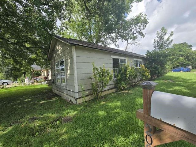208 S 6th Street, Highlands, TX 77562