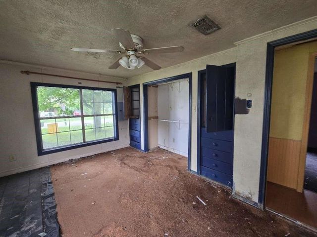 208 S 6th Street, Highlands, TX 77562