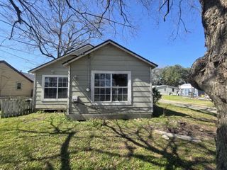 208 S 6th Street, Highlands, TX 77562