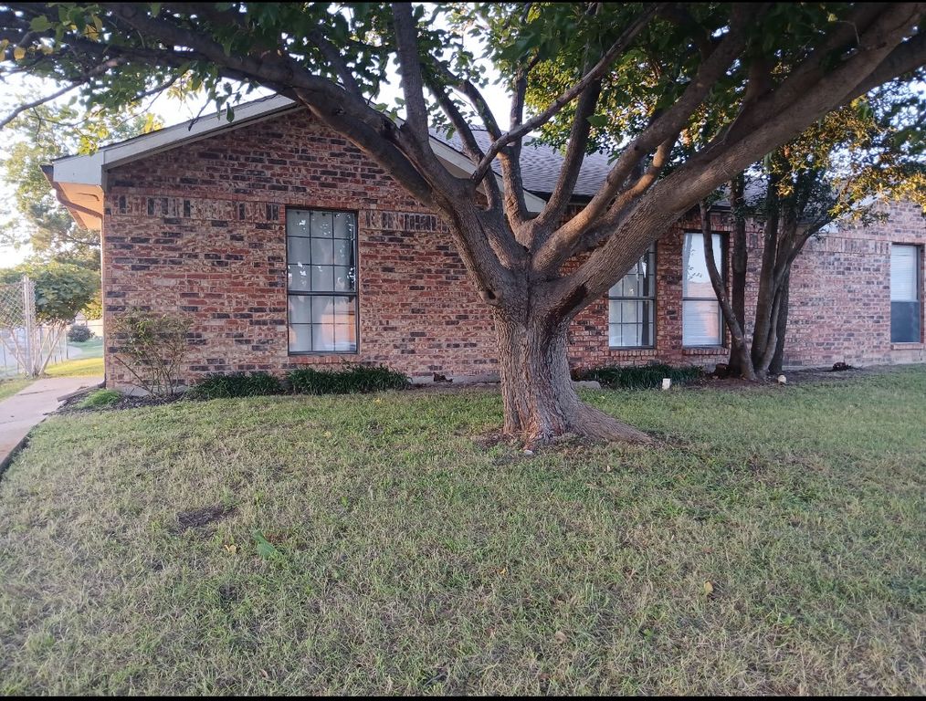 524 Stonehenge Drive, Grand Prairie, TX 75052