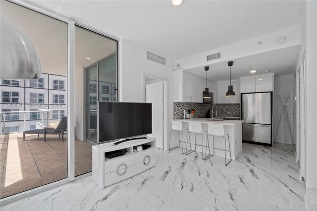 300 S Biscayne Blvd T-1411, Miami, FL 33131