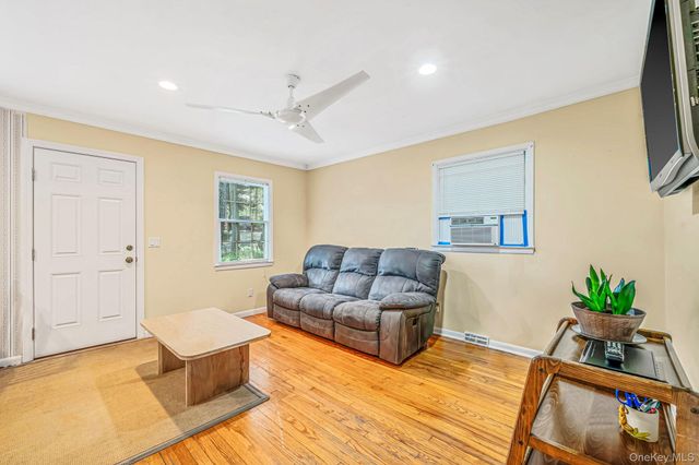 4 Vine Street, Hampton Bays, NY 11946