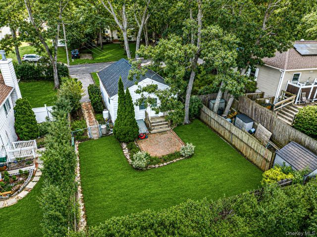 4 Vine Street, Hampton Bays, NY 11946