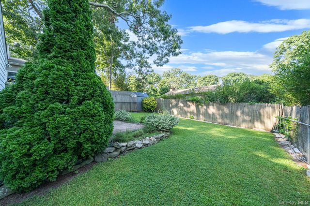 4 Vine Street, Hampton Bays, NY 11946