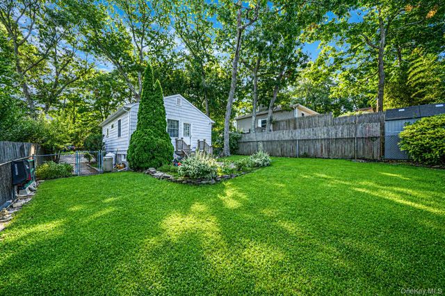 4 Vine Street, Hampton Bays, NY 11946
