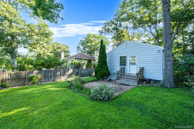 4 Vine Street, Hampton Bays, NY 11946