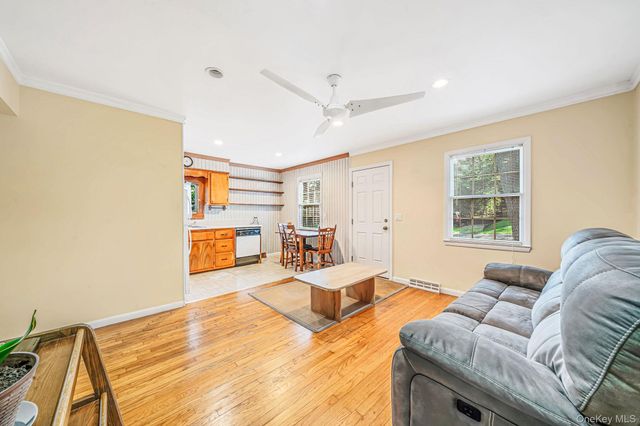 4 Vine Street, Hampton Bays, NY 11946