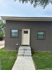 1912 14th St Apt 8, Hondo, TX 78861