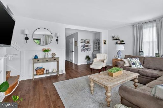 3801 CHALFONT DR, Philadelphia, PA 19154
