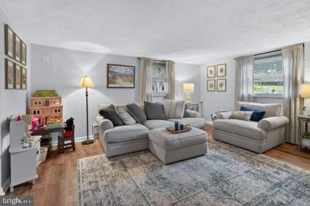 3801 CHALFONT DR, Philadelphia, PA 19154