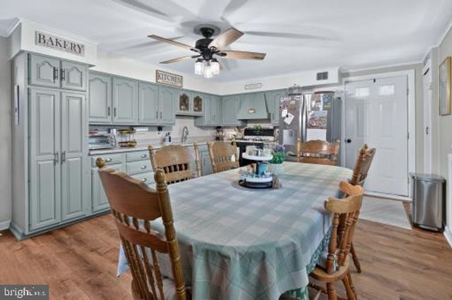 3801 CHALFONT DR, Philadelphia, PA 19154