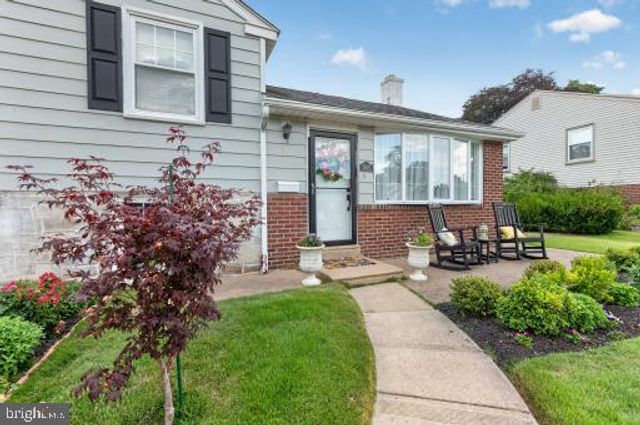 3801 CHALFONT DR, Philadelphia, PA 19154