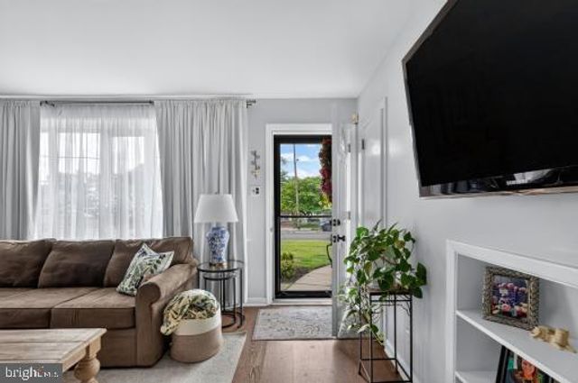 3801 CHALFONT DR, Philadelphia, PA 19154