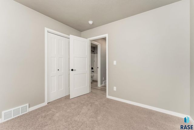 1808 N Concord Dr Drive, Sioux Falls, SD 57110