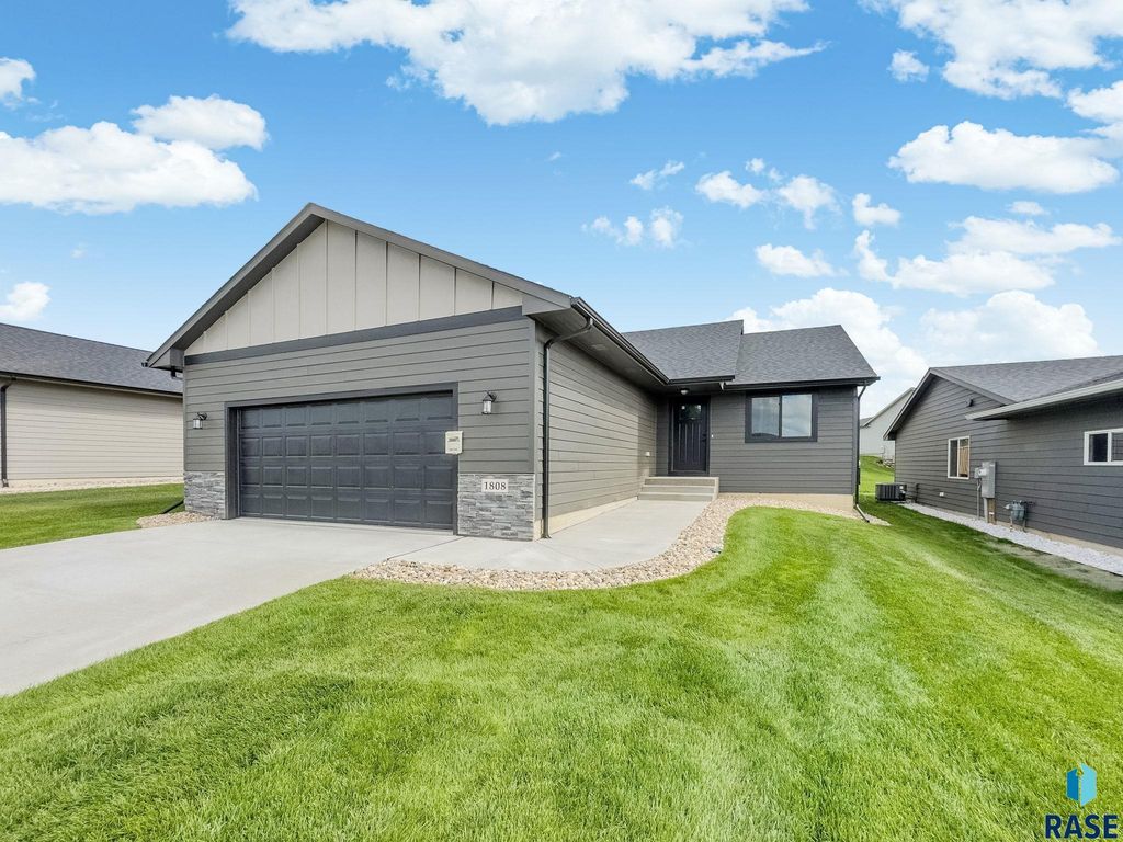 1808 N Concord Dr Drive, Sioux Falls, SD 57110