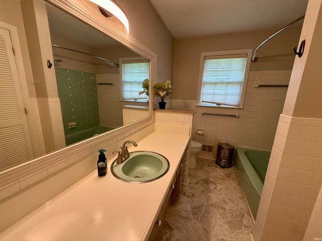 1212 N Wildwood Lane, Muncie, IN 47304