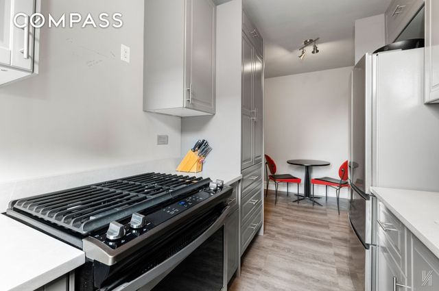 2540 31st Ave Apt 6F, New York City, NY 11106