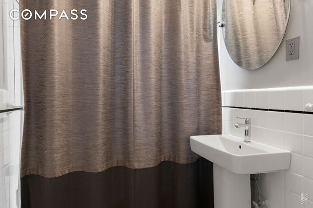 2540 31st Ave Apt 6F, New York City, NY 11106