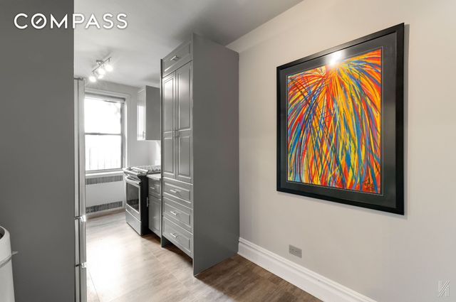 2540 31st Ave Apt 6F, New York City, NY 11106