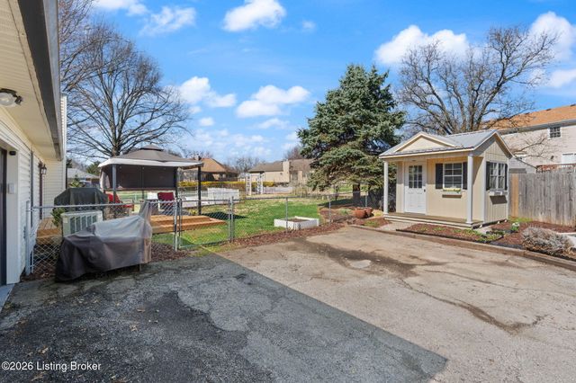 10700 Tall Tree Ct, Louisville, KY 40241