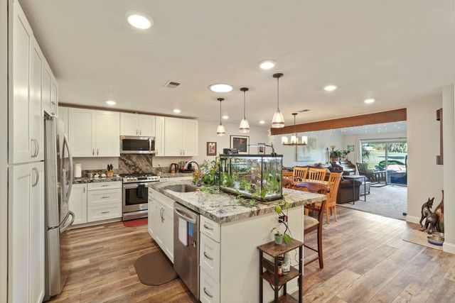 5045 Village Oaks Dr, Rocklin, CA 95677