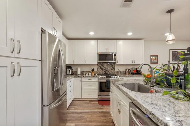 5045 Village Oaks Dr, Rocklin, CA 95677