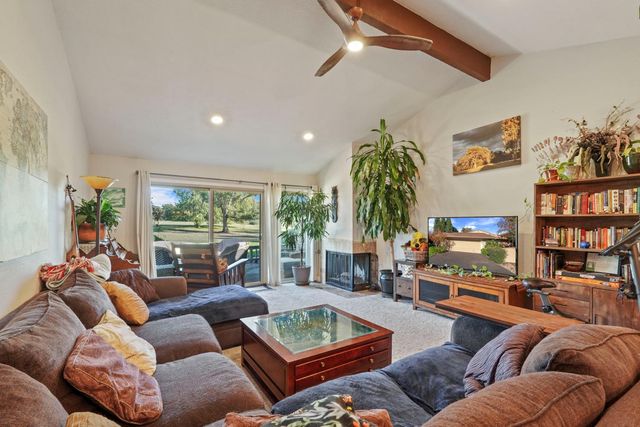 5045 Village Oaks Dr, Rocklin, CA 95677