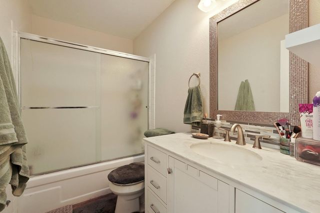 5045 Village Oaks Dr, Rocklin, CA 95677