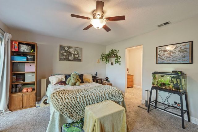 5045 Village Oaks Dr, Rocklin, CA 95677