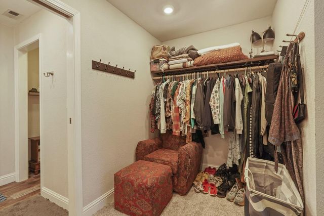 5045 Village Oaks Dr, Rocklin, CA 95677