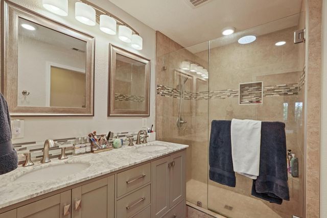 5045 Village Oaks Dr, Rocklin, CA 95677