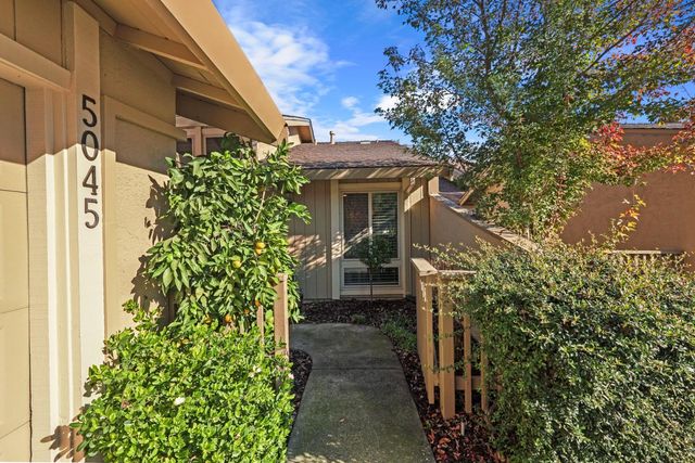 5045 Village Oaks Dr, Rocklin, CA 95677