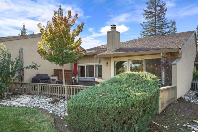 5045 Village Oaks Dr, Rocklin, CA 95677