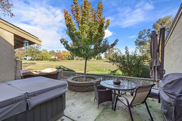 5045 Village Oaks Dr, Rocklin, CA 95677