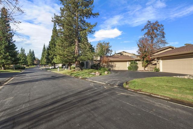 5045 Village Oaks Dr, Rocklin, CA 95677