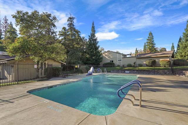 5045 Village Oaks Dr, Rocklin, CA 95677