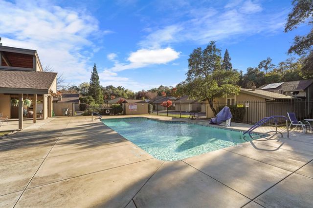5045 Village Oaks Dr, Rocklin, CA 95677