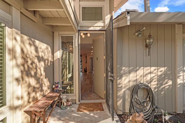 5045 Village Oaks Dr, Rocklin, CA 95677