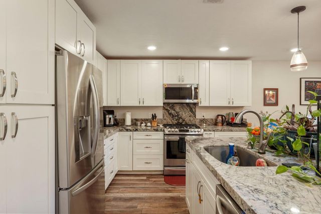 5045 Village Oaks Dr, Rocklin, CA 95677