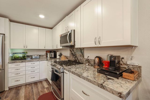 5045 Village Oaks Dr, Rocklin, CA 95677