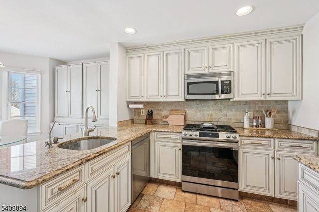 52 Ryan Ln, Lincoln Park Boro, NJ 07035