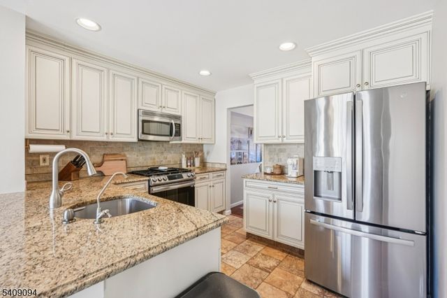 52 Ryan Ln, Lincoln Park Boro, NJ 07035