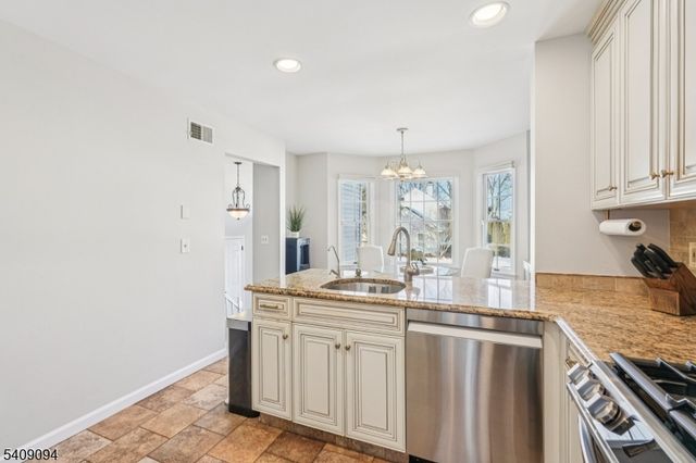 52 Ryan Ln, Lincoln Park Boro, NJ 07035